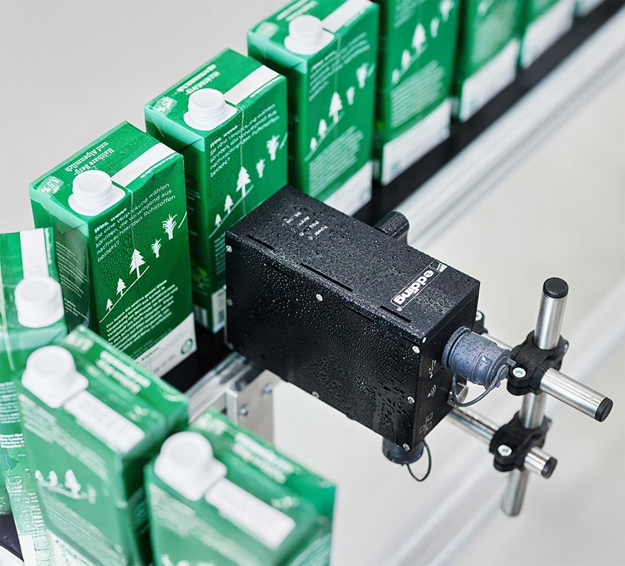 Impresora industrial edding in-line IP67 con cabezal de impresión protegido.